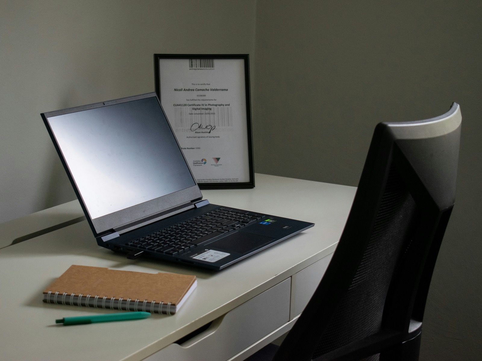 AI初心者が30日学習ロードマップを進めるためのノートとPCの写真