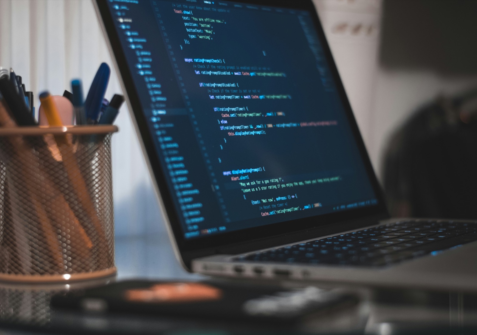 LLMOps学習ロードマップを進めるためのコードが表示されたPCの写真